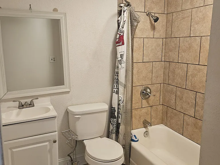 1411 Irwin Ave — Photo 5