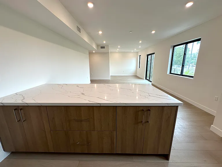 941 N Martel Ave #102 — Photo 32