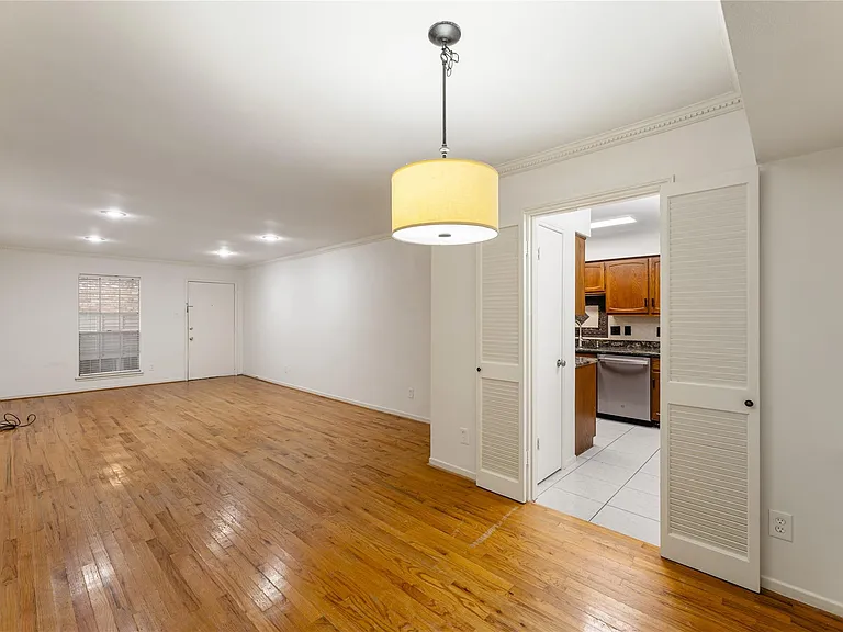 359 N Post Oak Ln #127 — Photo 9