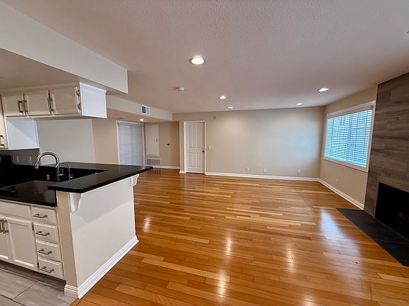 4th image of 4249 Longridge Ave Unit 104