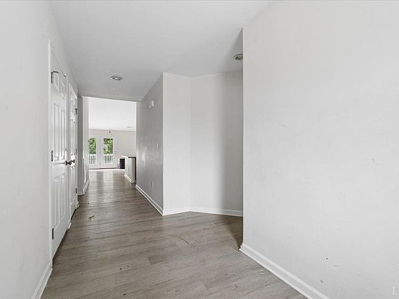 5th image of 165 Oak Spring Ln