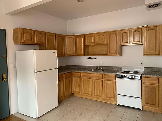 Rented by Capri Jet Realty Corp | media 3