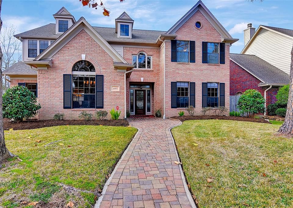 Beautiful curb appeal!
