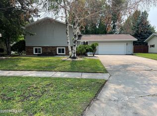 3231 Royal Dr, Grand Forks, ND 58201
