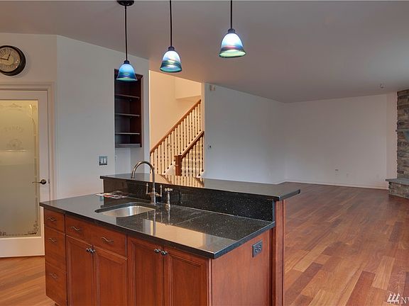 5th image of 13083 Glenwood Dr