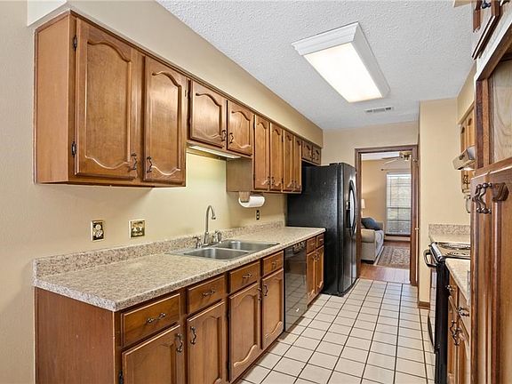 3rd image of 123 Everest Dr