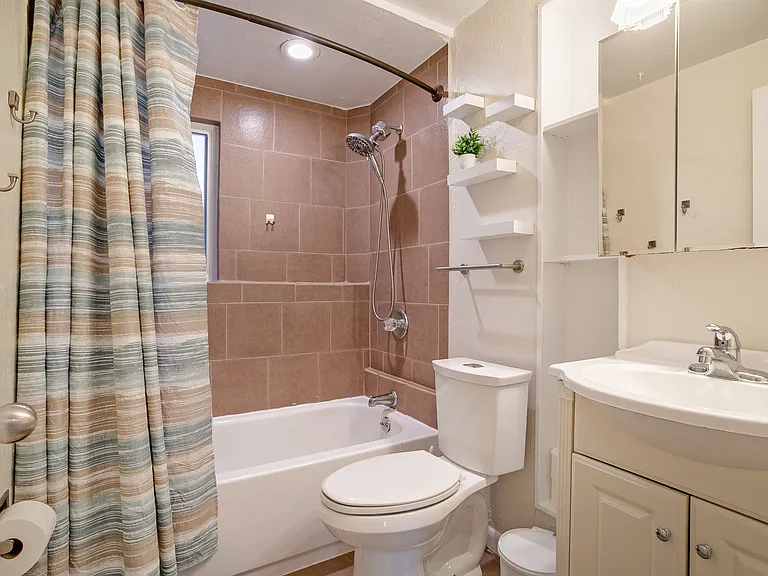 7500 Teller St — Photo 10