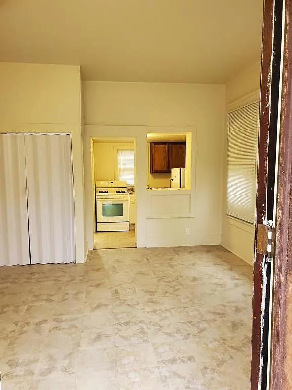 912 W Stephenson, Studio — Photo 1