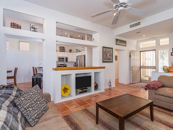 5th image of 931 E Claridge Pl