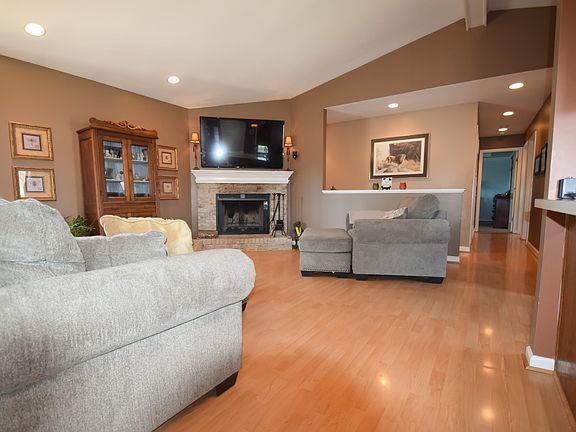 4th image of 446 Meadow Lake Dr