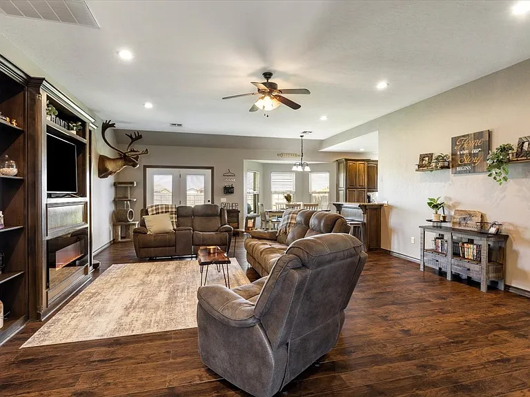 8398 SW Sun Valley Dr — Photo 3