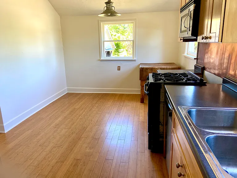 4933 NE 57th Ave — Photo 4