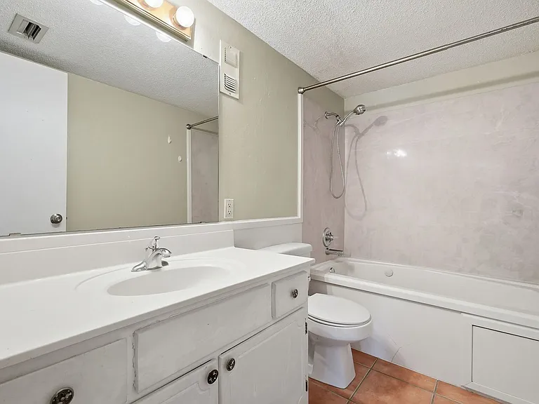 201 College Blvd E #11 — Photo 23