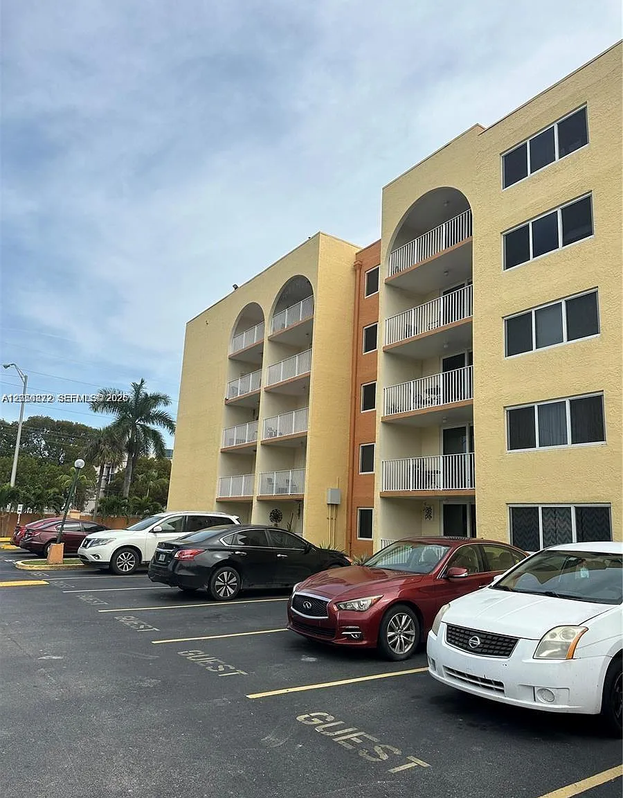 Coral Gate West Condo — Photo 1