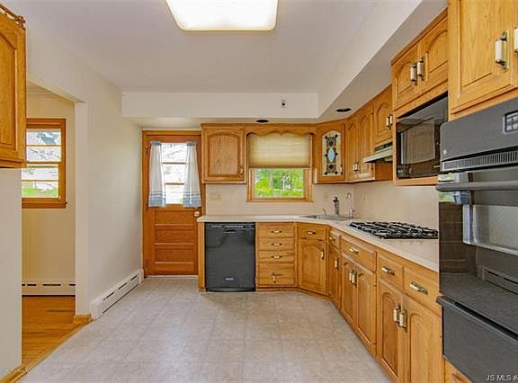 3rd image of 42 Mount Vernon Dr