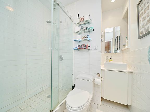 5th image of 440 E 13th St APT D4