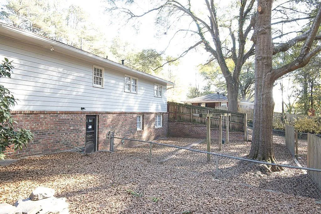 3 bed, 2.0 bath, 1260 sqft, $2,000 — Photo 3