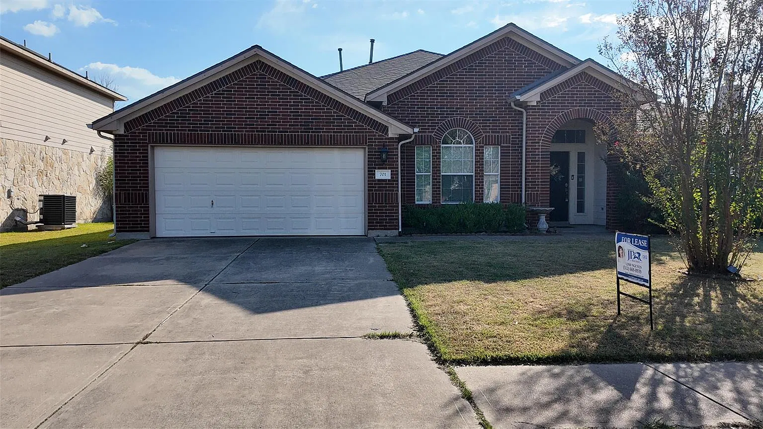 4 bed, 2.0 bath, 2557 sqft, $2,800 — Photo 2