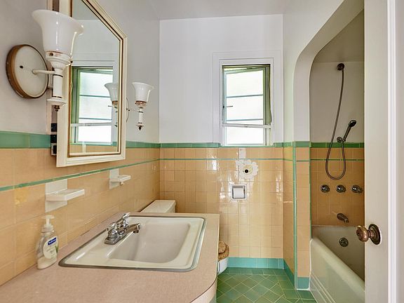 5th image of 612 Burlingame Ave