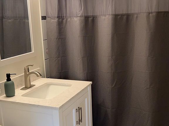 3rd image of 524 Linden Ave #2
