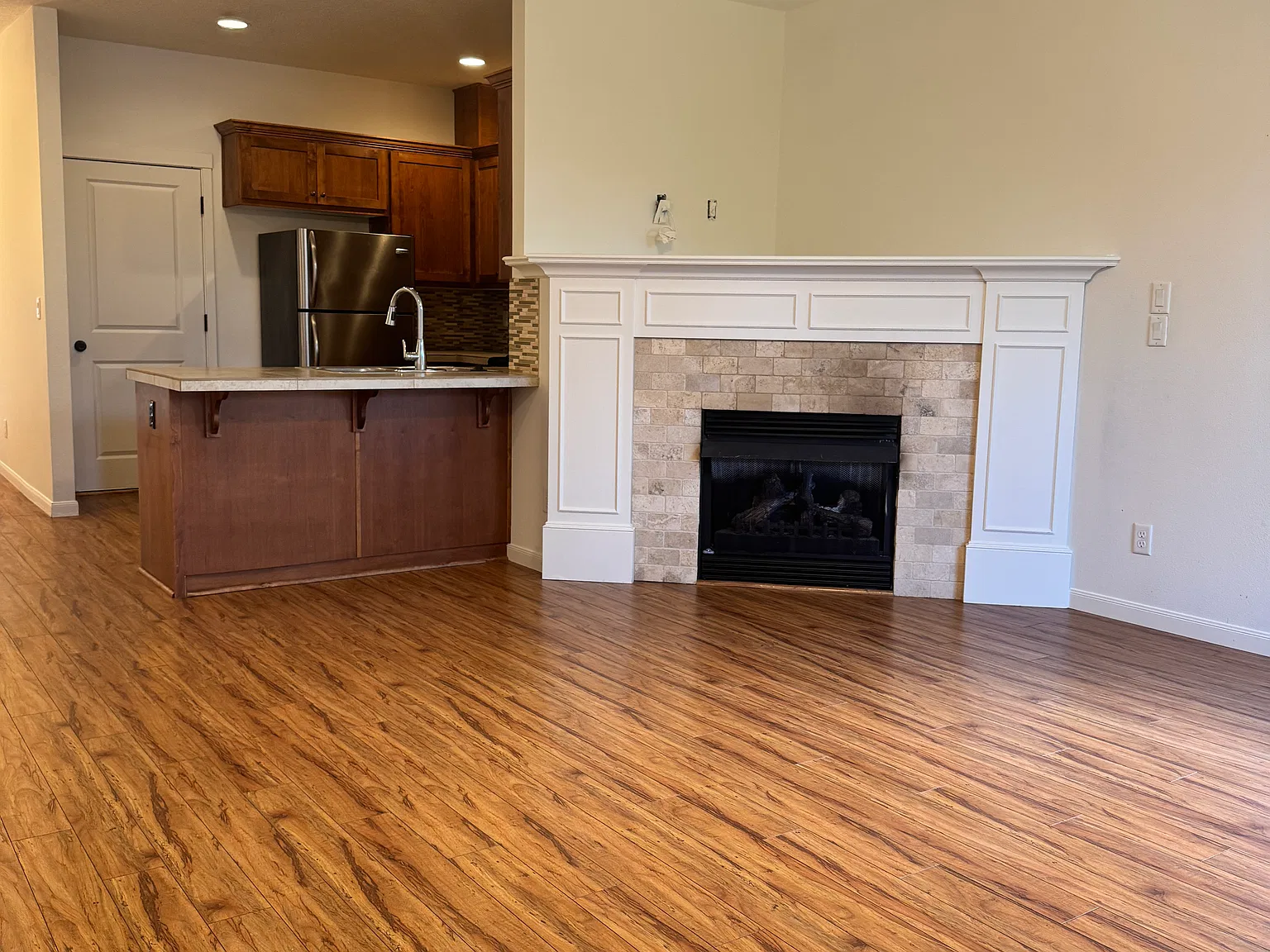 2 bed, 2.5 bath, 1689 sqft, $2,200 — Photo 3