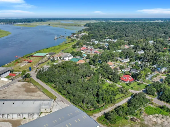 901 7th St, Port Royal, SC 29935