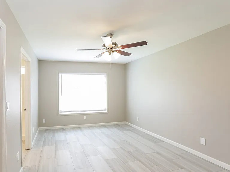 1237 E Wickieup Ln — Photo 9