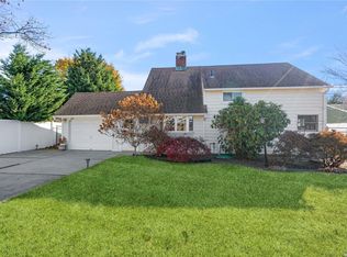118 Twin Ln N, Wantagh, NY 11793