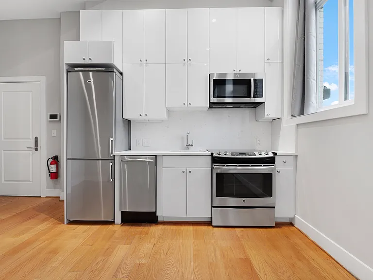 1211 G St SE #5 — Photo 3