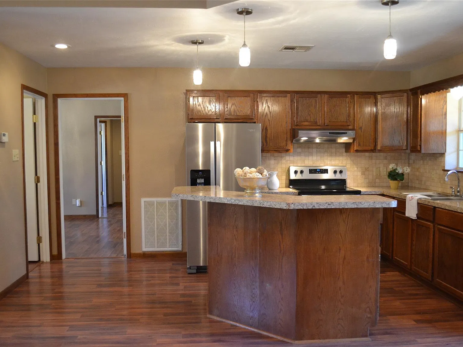4 bed, 2.0 bath, 2038 sqft, $2,500 — Photo 2