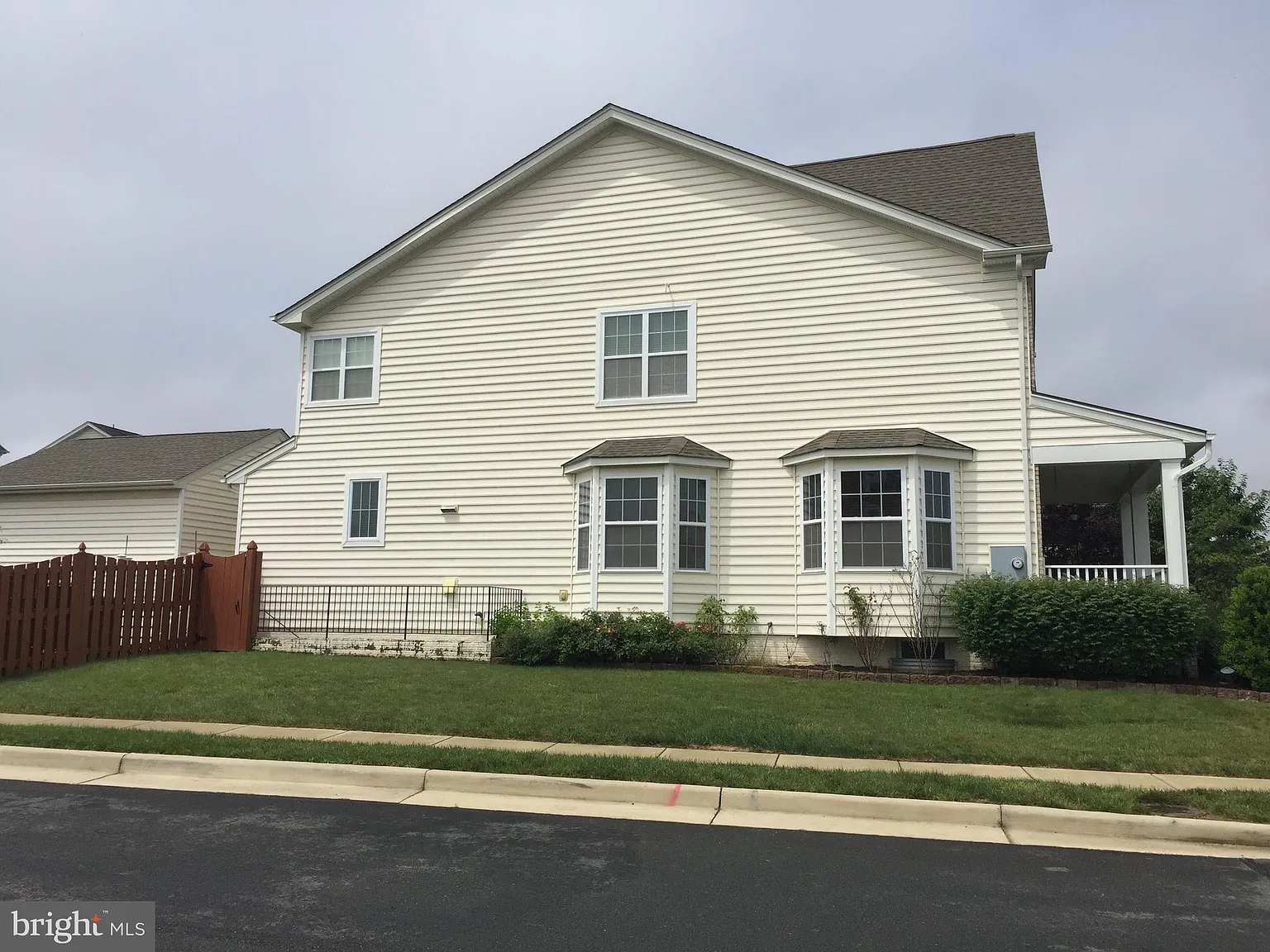 4 bed, 5.0 bath, 4495 sqft, $4,650 — Photo 4