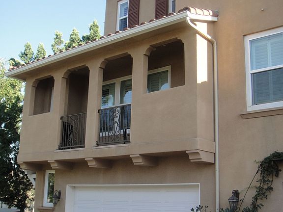 Balcony/2 Car Garage w/direct access