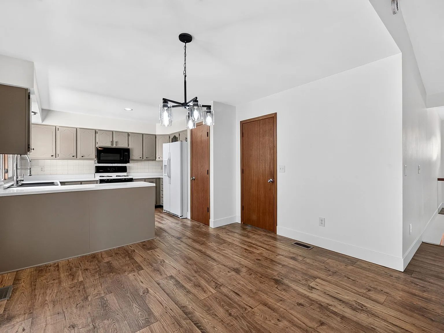 3 bed, 1385 sqft, $2,995 — Photo 3