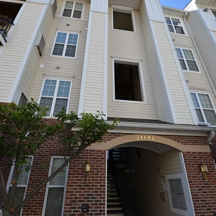21191 McFadden Sq #408