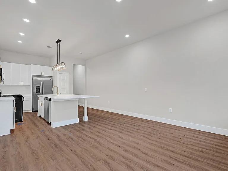 112 S San Jacinto St — Photo 4