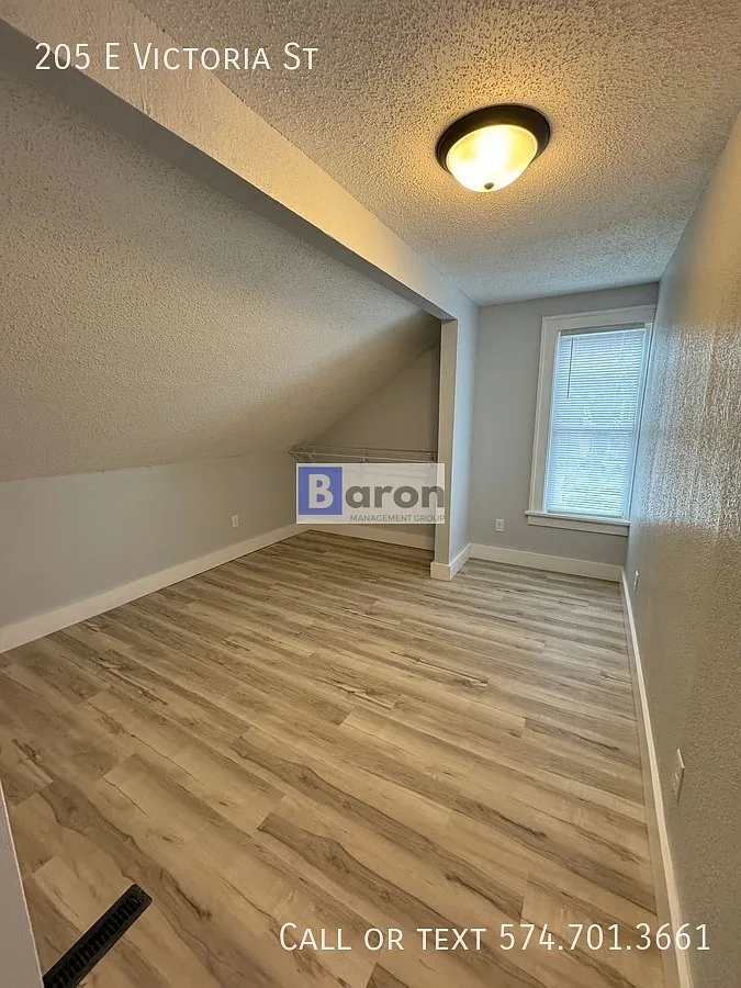 205 E Victoria — Photo 3