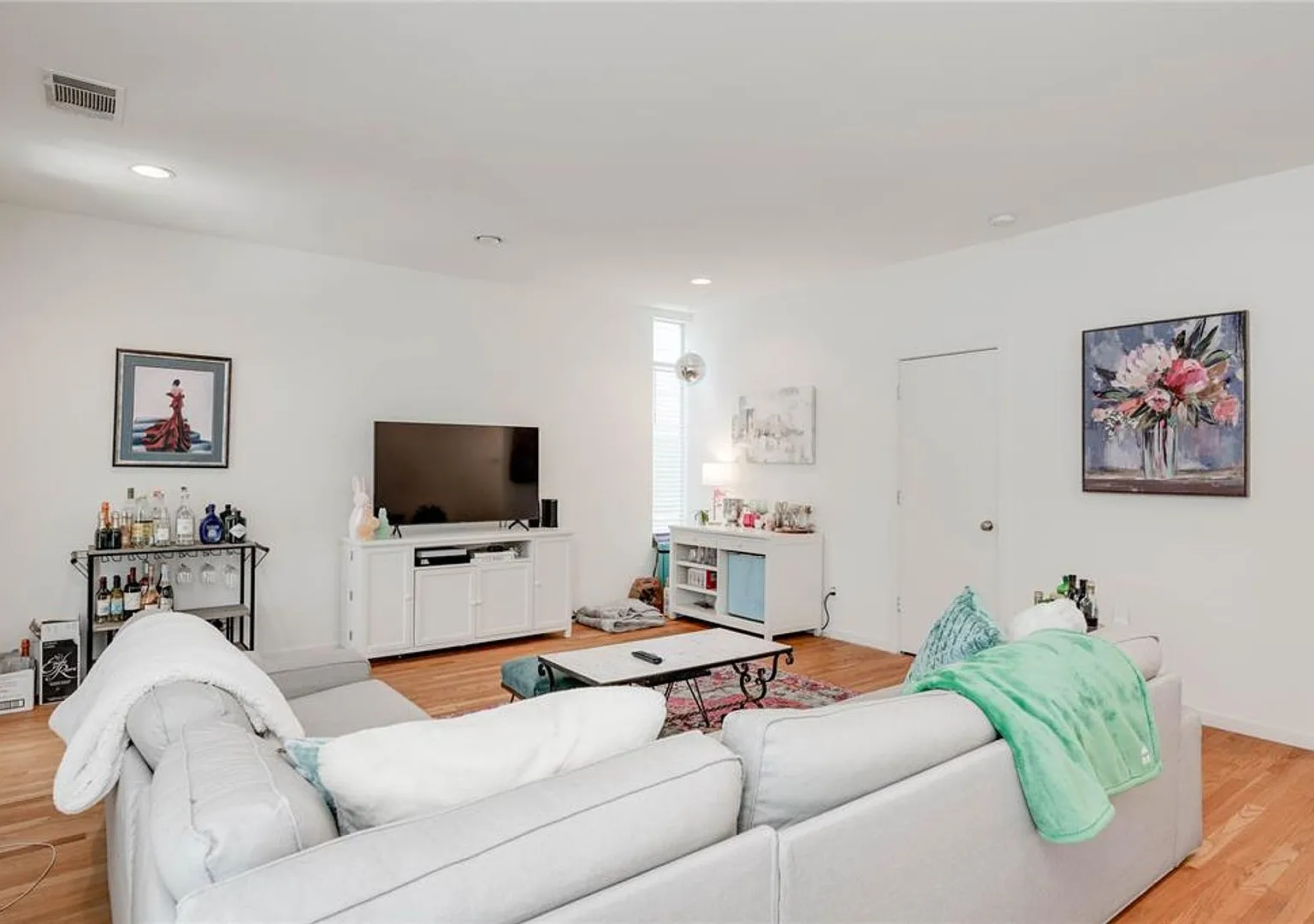 712 E. 45th St - Amazing free standing 5 bed 5.5 bath house in Hyde Park. — Photo 4