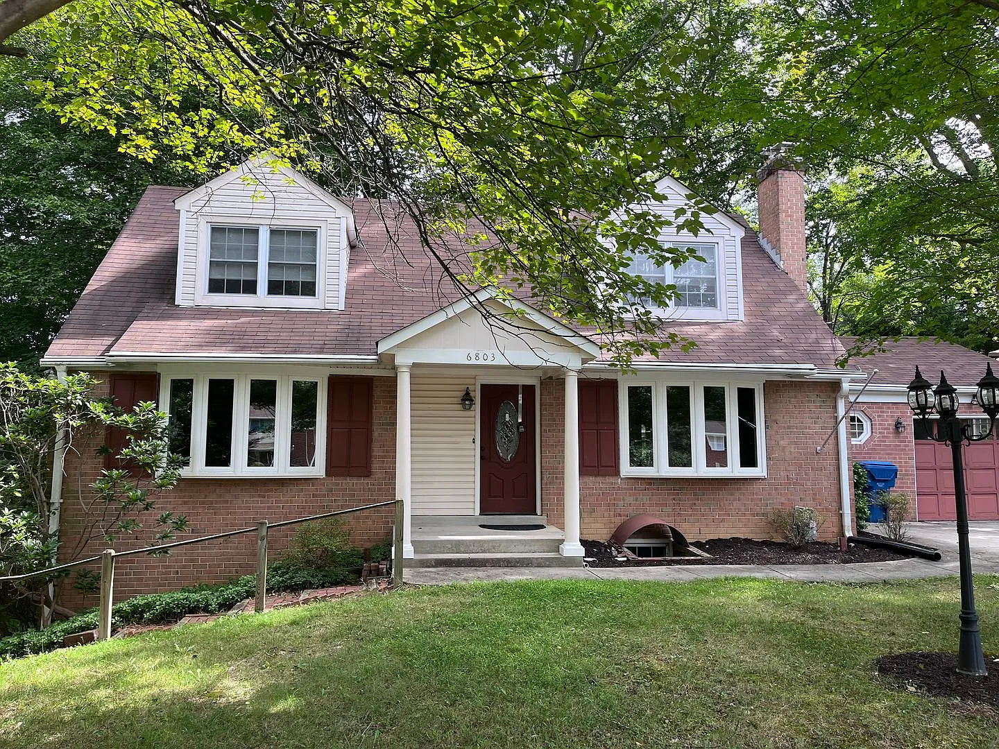Updated Cape Cod Home In Wes Springfield — Photo 1