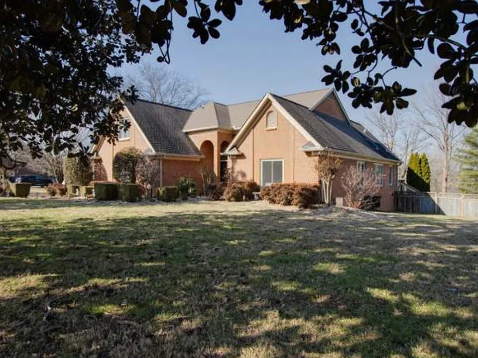 380 Lakeview Cir