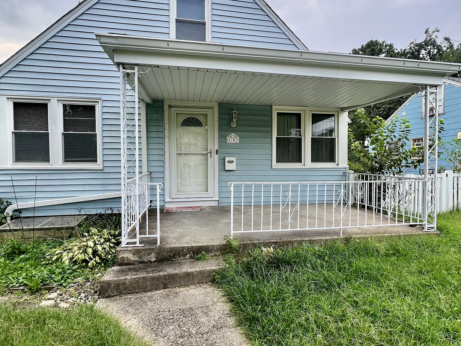 5701 Carter Avenue - - — Photo 1