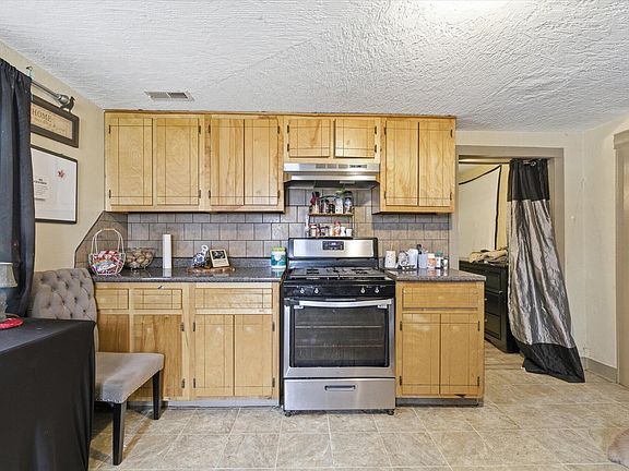 5th image of 715 E Division Street