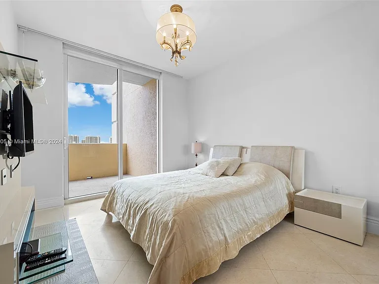 17875 Collins Ave #702 — Photo 39