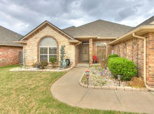 2713 SE 8th St, Moore, OK 73160