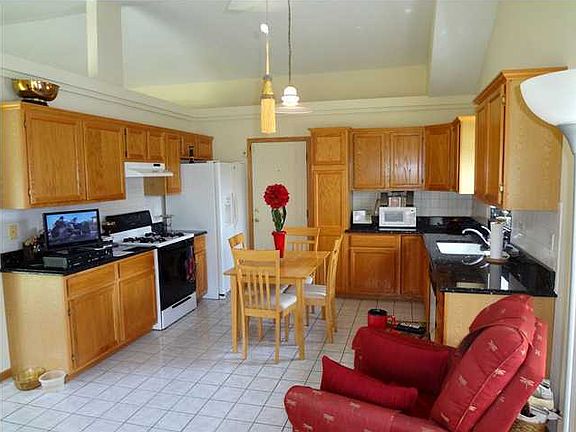 Granit Countertops/Tile Floor