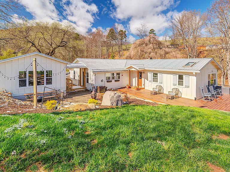 98 Moores Valley Rd — Photo 1