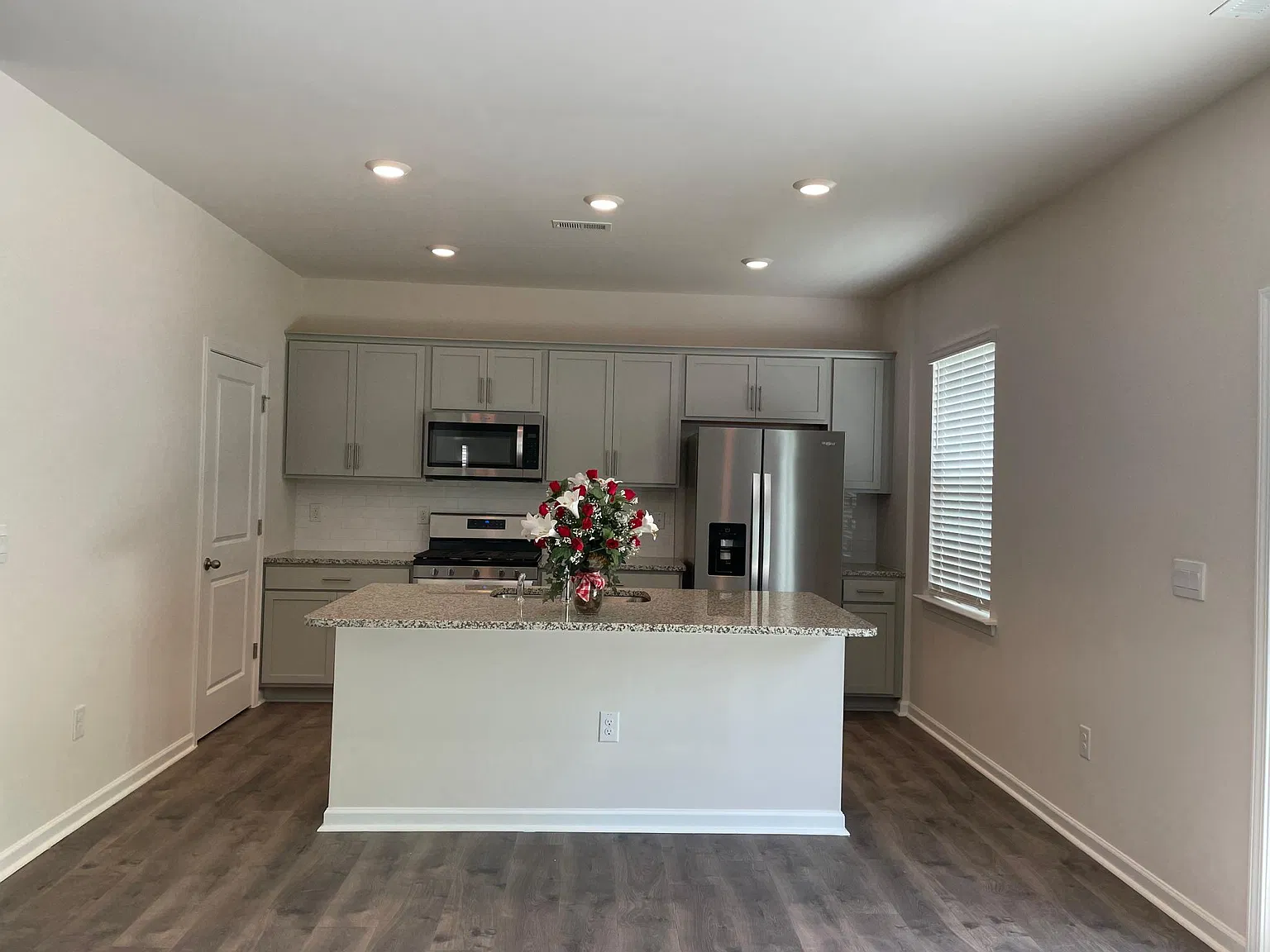 4 bed, 2.5 bath, 2200 sqft, $2,295 — Photo 3