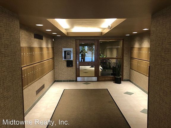 4th image of 530 W Berry St APT 504