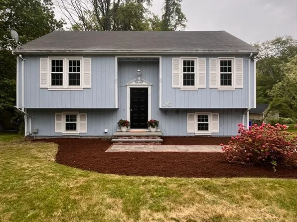 26 Icarus Ln, Attleboro, MA 02703
