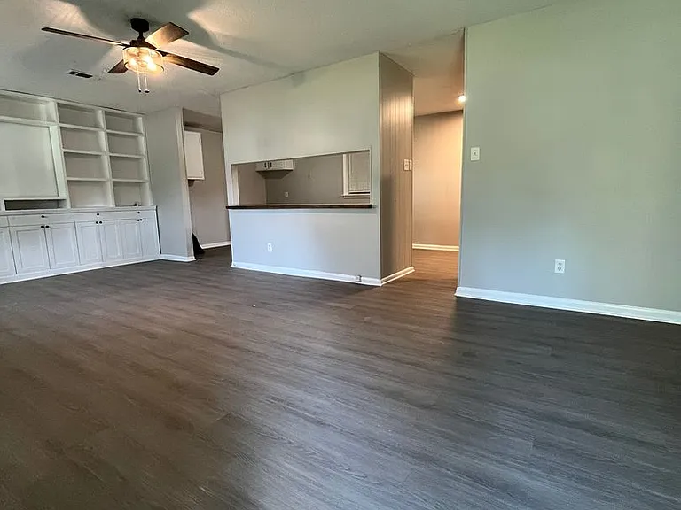 203 Lynn Ln — Photo 3