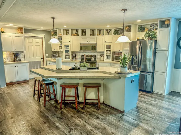 240 Dominguez, Marion, TX 78124